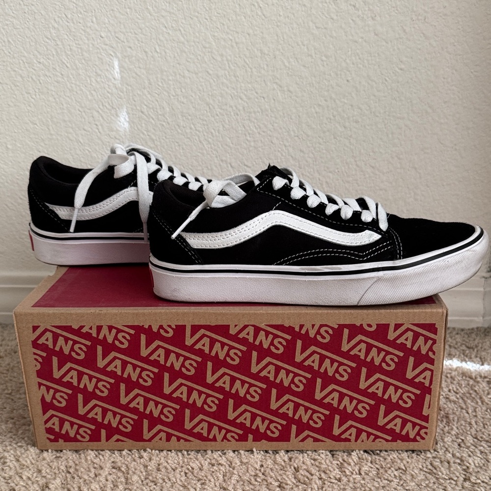 Vans Black and White ComfyCush Sneakers W6.5 / M5.0